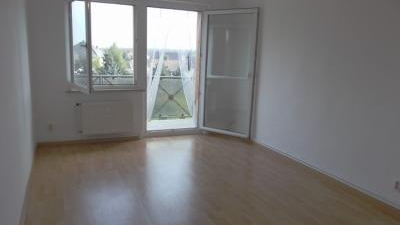 Wohnzimmer mit angrenzendem Balkon