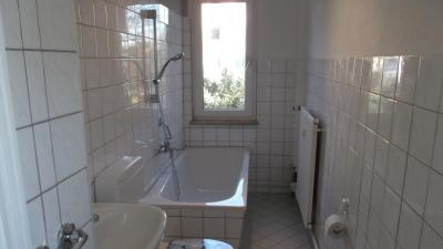 Badezimmer mit Badewanne und Dusche