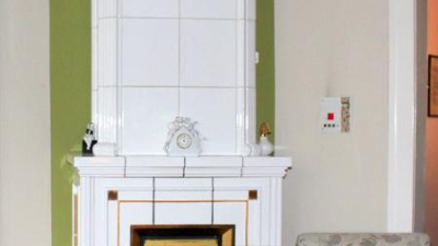 Ein hochwertig gekachelter Kamin bringt W&auml;rme f&uuml;r das gesamte Geschoss