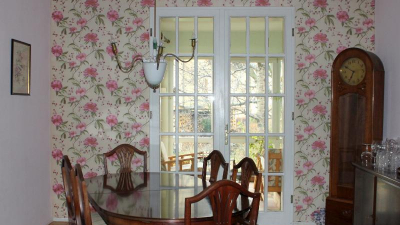 Der Salon mit Blick zum Garten