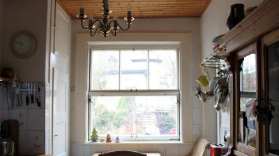 Die Wohnk&uuml;che mit gro&szlig;em Fenster zum Garten