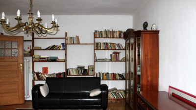 Die Bibliothek im Obergeschoss