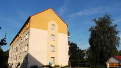 Fassadenansicht West mit Parkplatz