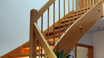 Eine moderne Holztreppe verbindet Erdgeschoss und Obergeschoss