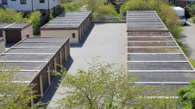 Vor der eigenen Garage, das Auto immer im Blick