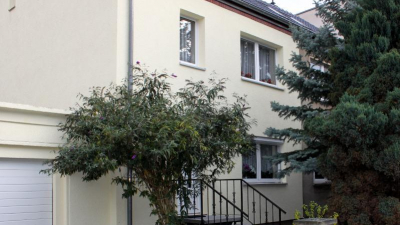 Angeboten wird eine zweigeschossige Doppelhaush&auml;lfte