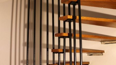 Alle Decken und W&auml;nde der Wohnr&auml;ume sind mit einfarbigem Leimfarbenanstrich gestaltet.