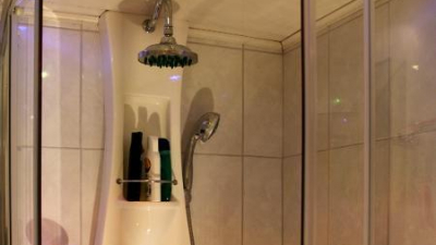 Im Untergeschoss befinden sich neben Hobby- und Heizungsraum ein Duschbad