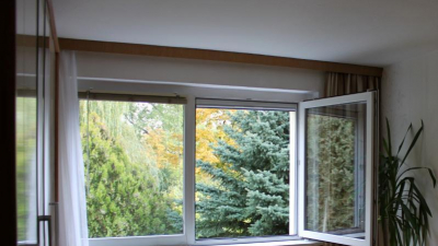 Das gro&szlig;e Schlafzimmer im Obergeschoss ist nach Osten und S&uuml;den ausgerichtet.