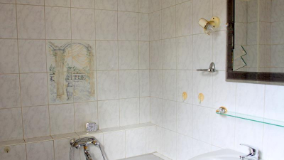 Das Bad im Obergeschoss ist mit Badewanne und WC ausgestattet.