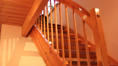 Über die massive Holztreppe gelangen die Bewohner in das Obergeschoss.