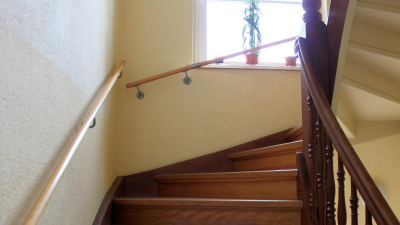 sowie einen Abstellraum und ein Badezimmer mit Badewanne.