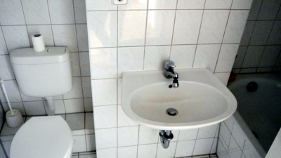 und verf&uuml;gt &uuml;ber ein innenliegendes Badezimmer mit Badewanne.