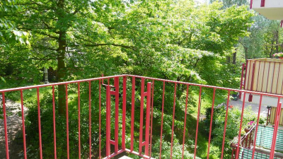 &Uuml;ber das gro&szlig;z&uuml;gige Wohnzimmer gelangt man auf einen