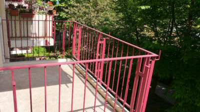 sehr sch&ouml;nen S&uuml;d-Balkon mit Blick ins Gr&uuml;ne.