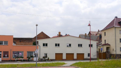 ein angebautes Garagengebäude mit darüber liegendem Wohnanteil ein angebautes Garagengebäude mit darüber liegendem Wohnanteil