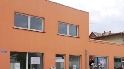 sowie eine 1-2 geschossige Büro- und eine Gewerbeeinheit, sowie eine 1-2 geschossige Büro- und eine Gewerbeeinheit,