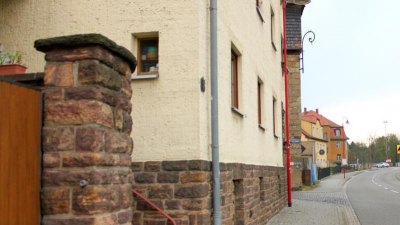 Im Wohnhaus finden sich auf drei Etagen drei Wohneinheiten a 65 m². Im Wohnhaus finden sich auf drei Etagen drei Wohneinheiten a 65 m².