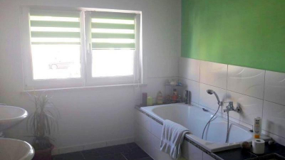 mit Doppelwaschbecken und Badewanne, mit Doppelwaschbecken und Badewanne,