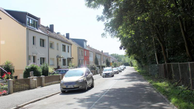 einen Reihenhauskomplex bildend