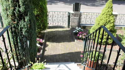 und seitlich von Nachbargrundst&uuml;cken umgeben.