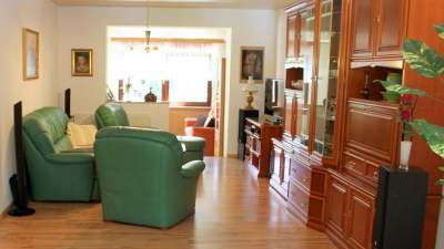 6 Zimmer sind gro&szlig;z&uuml;gig verteilt auf 3 Etagen.