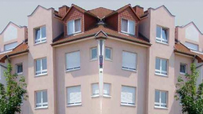 In dem Wohnhaus (Abb. 7+9) sind &uuml;ber vier Geschosse nebst