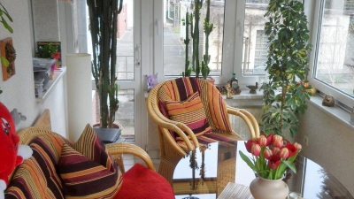 mit gro&szlig;em Wintergarten und sch&ouml;nem Grundst&uuml;ck.