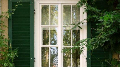 mit den denkmalgesch&uuml;tzten Ein- und Mehrfamilienh&auml;usern.