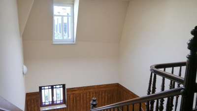 als auch &uuml;ber das Treppenhaus erreichbar.