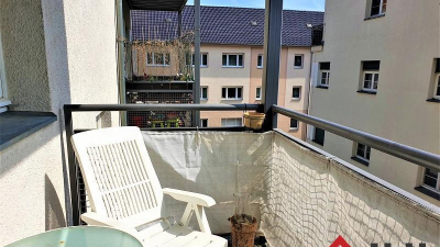 eine geräumige Küche und einen sonnigen Balkon.