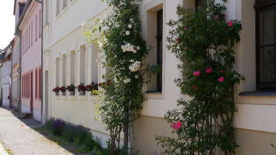 innerhalb einer geschlossenen Bebauung aus Wohn- und Gesch&auml;ftsh&auml;usern.