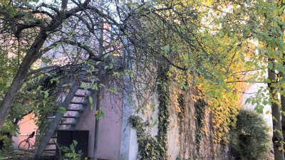 Die Liegenschaft befindet sich in ruhiger Toplage,