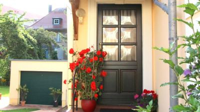 mit gro&szlig;em Garten und Garage.