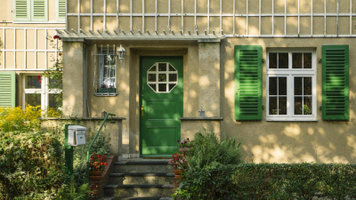 und Pflanzen in pr&auml;chtig bl&uuml;henden Farben