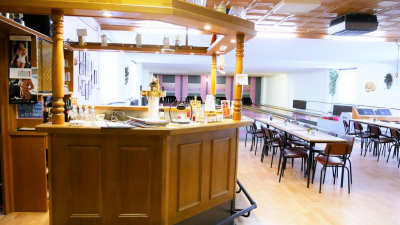 bestehend aus vier Kegelbahnen bestehend aus vier Kegelbahnen