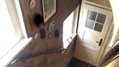 in einer verkehrsberuhigten Seitenstra&szlig;e.