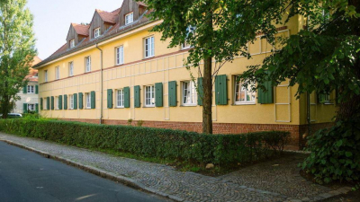 mit den denkmalgesch&uuml;tzten Ein- und Mehrfamilienh&auml;usern.