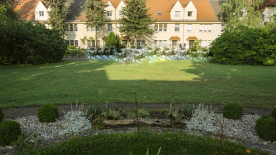 G&auml;rten mit knackig roten Apfelb&auml;umen