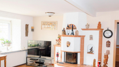 Sie im Pavillon ein Buch lesen m&ouml;chten