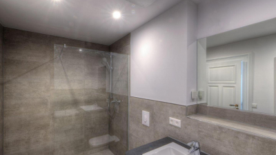 und nach zeitgem&auml;&szlig;en Ma&szlig;st&auml;ben modernisiert.