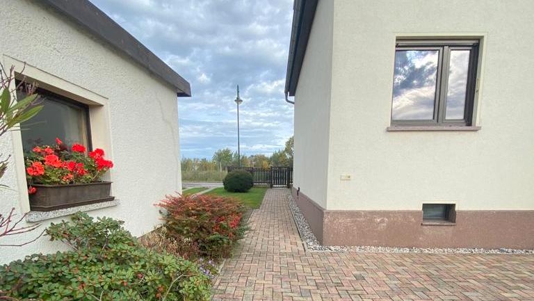 ... Gro&szlig;es freistehendes Einfamilienwohnhaus mit Garage