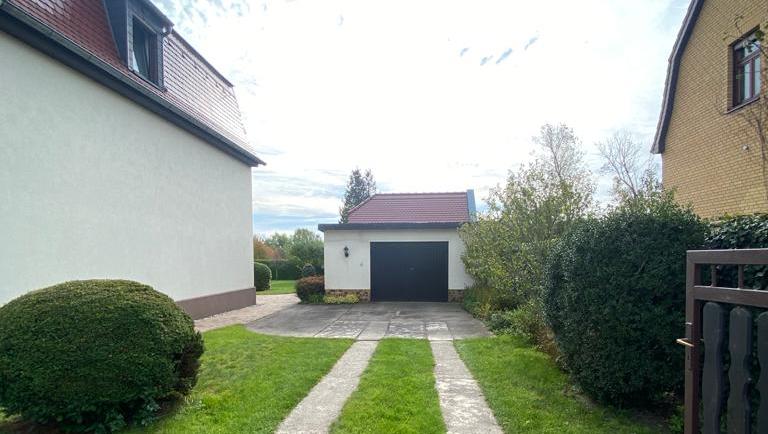 Es liegt an befestigter Stra&szlig;e inmitten