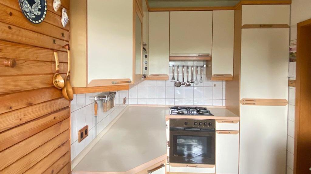 einer Garage und eines kleinen Bungalows,