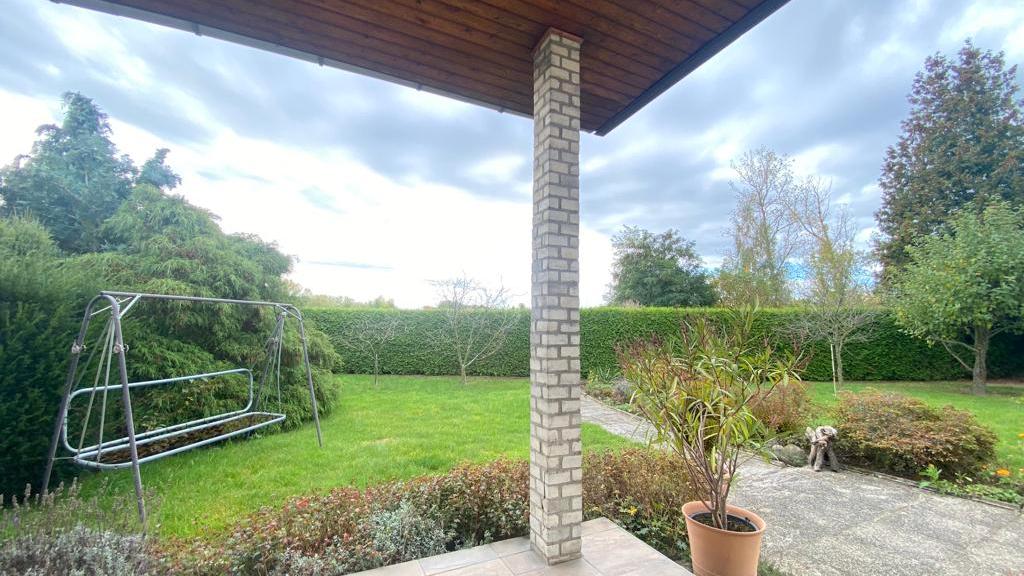 Das Haus ist in massiver Bauweise errichtet