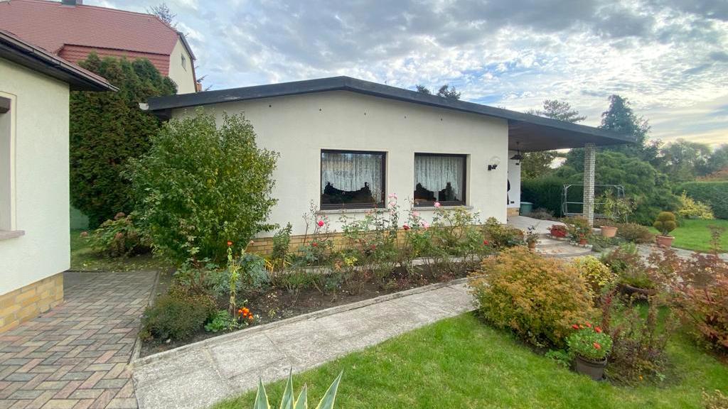 Der Zugang erfolgt hinter dem Haus.