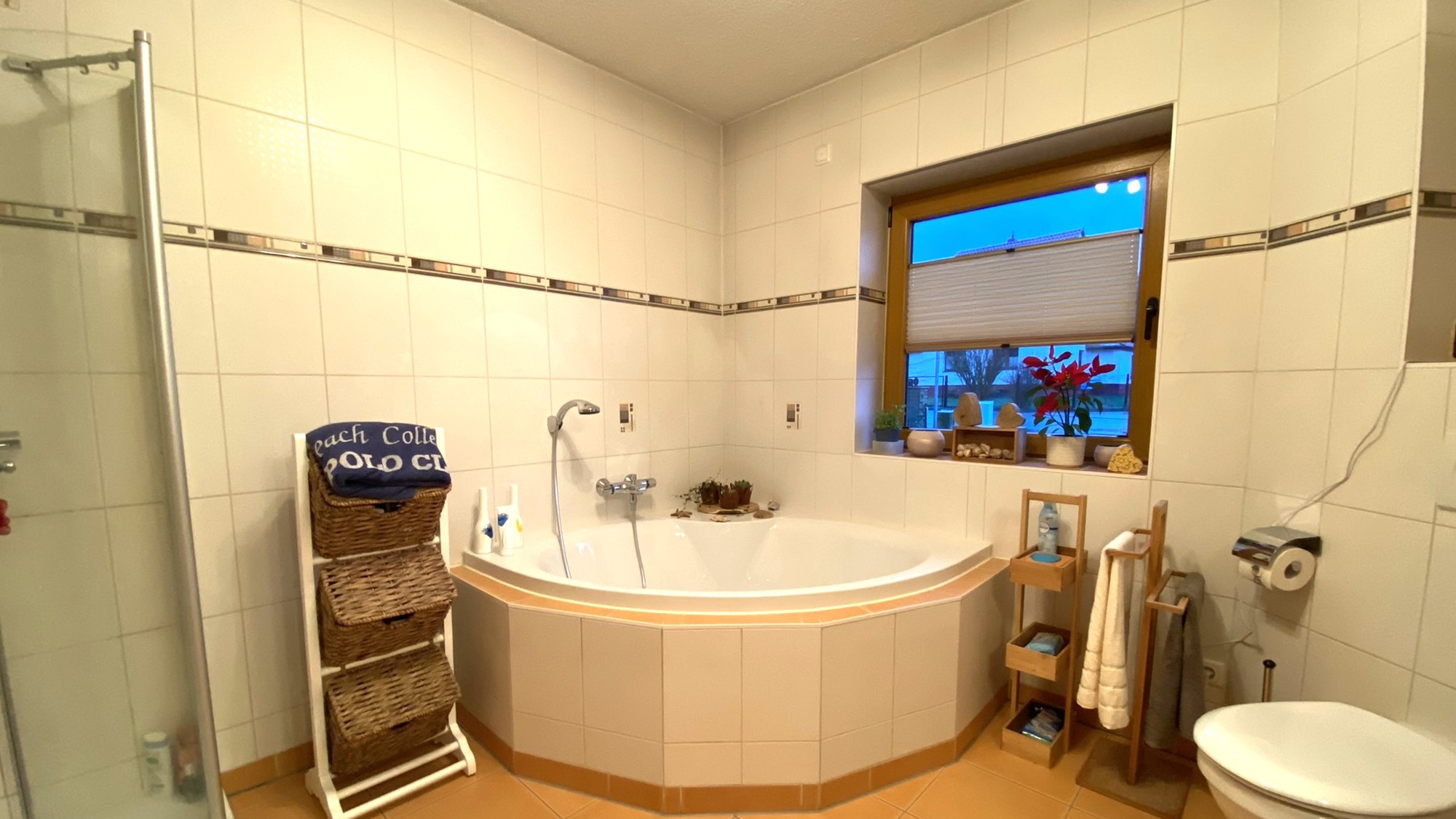 15_nachhause-immobilien_9cbc47e8-c298-4254-99e9-2f37d82f110c_bild Reserviert ... Ein moderner Wohntraum mit Swimmingpool, Ausbaureserve und gro&szlig;em Garten