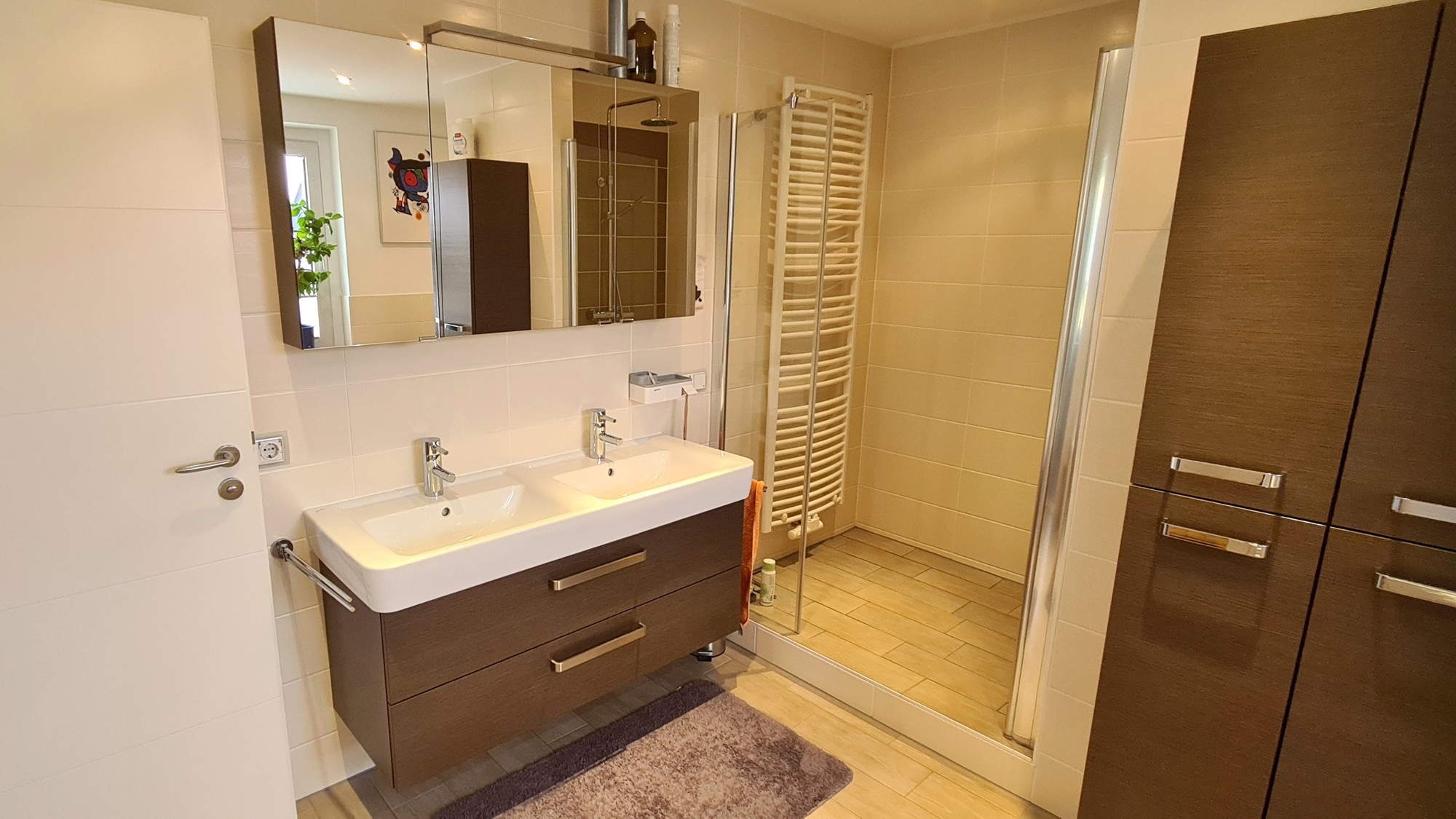 errichtet und voll unterkellert. 