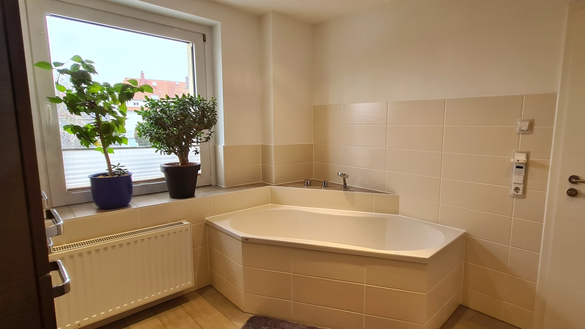 Die Garage ist hausseitig begehbar. 