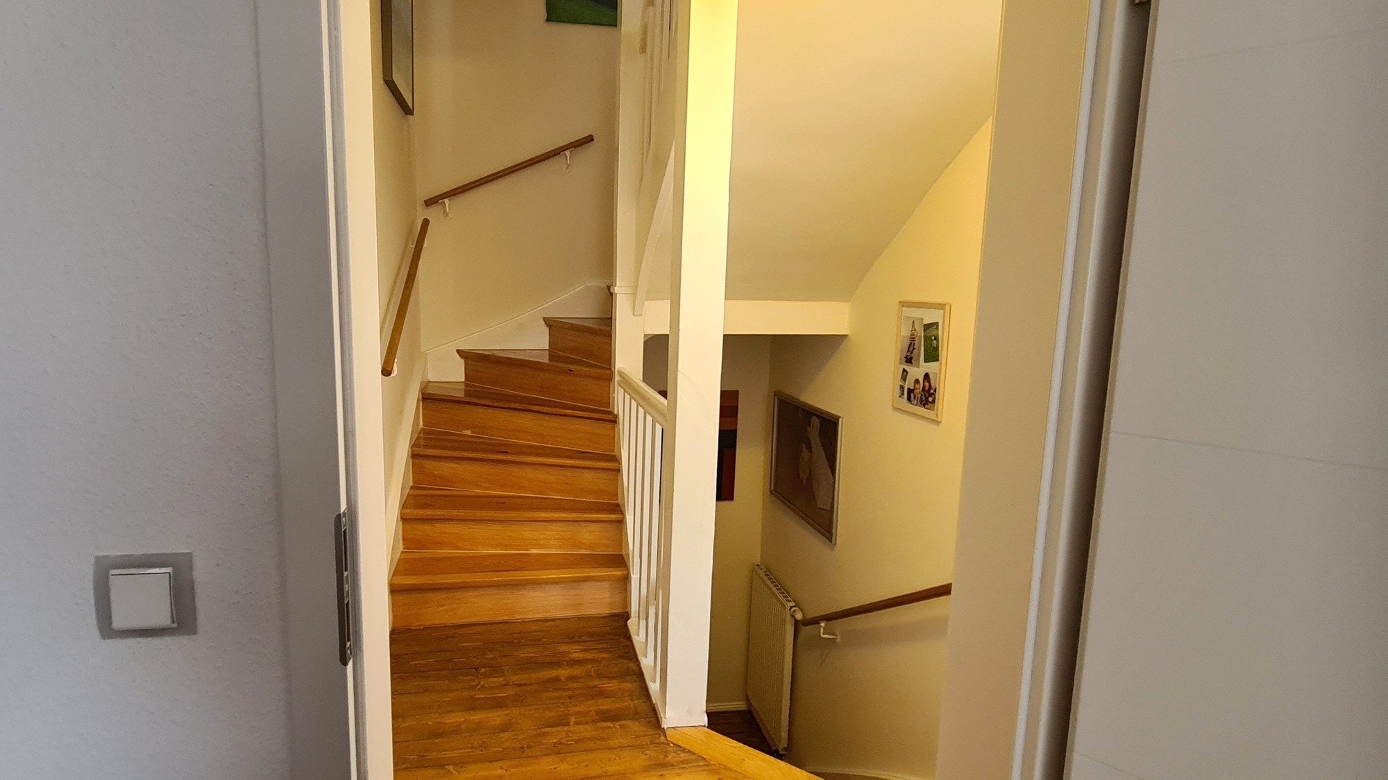 Entlang der R&uuml;ckfront des Hauses 